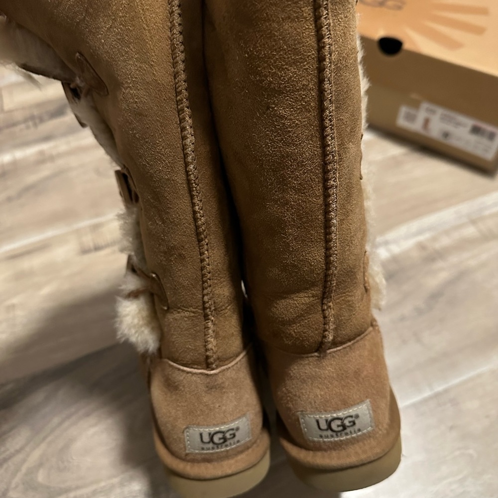 Bailey Button Ugg Size 6 - image 7